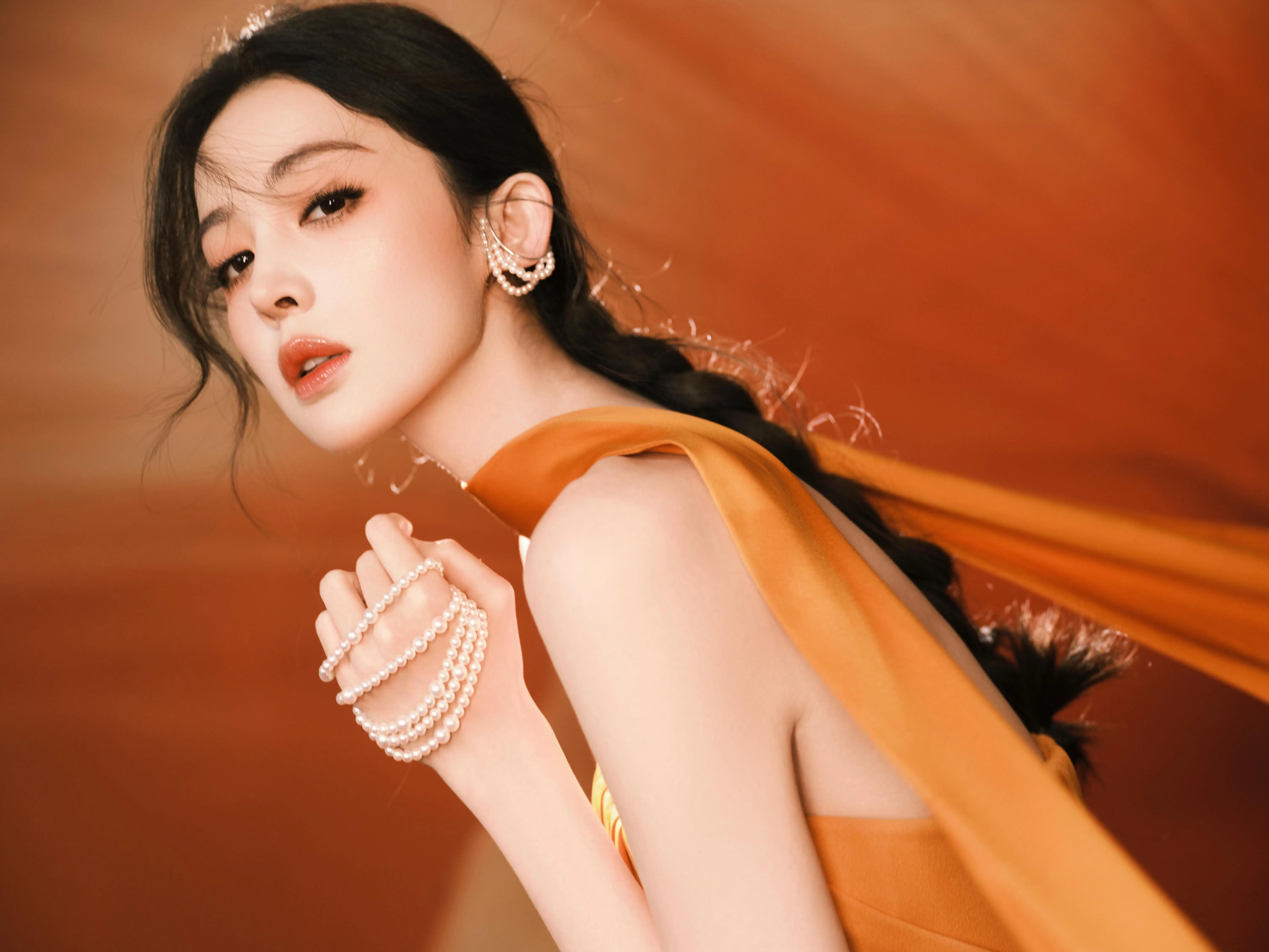 古力娜扎穿橙色抹胸长裙，明艳夺目又优雅，颜值气场双在线。-小P的个人笔记