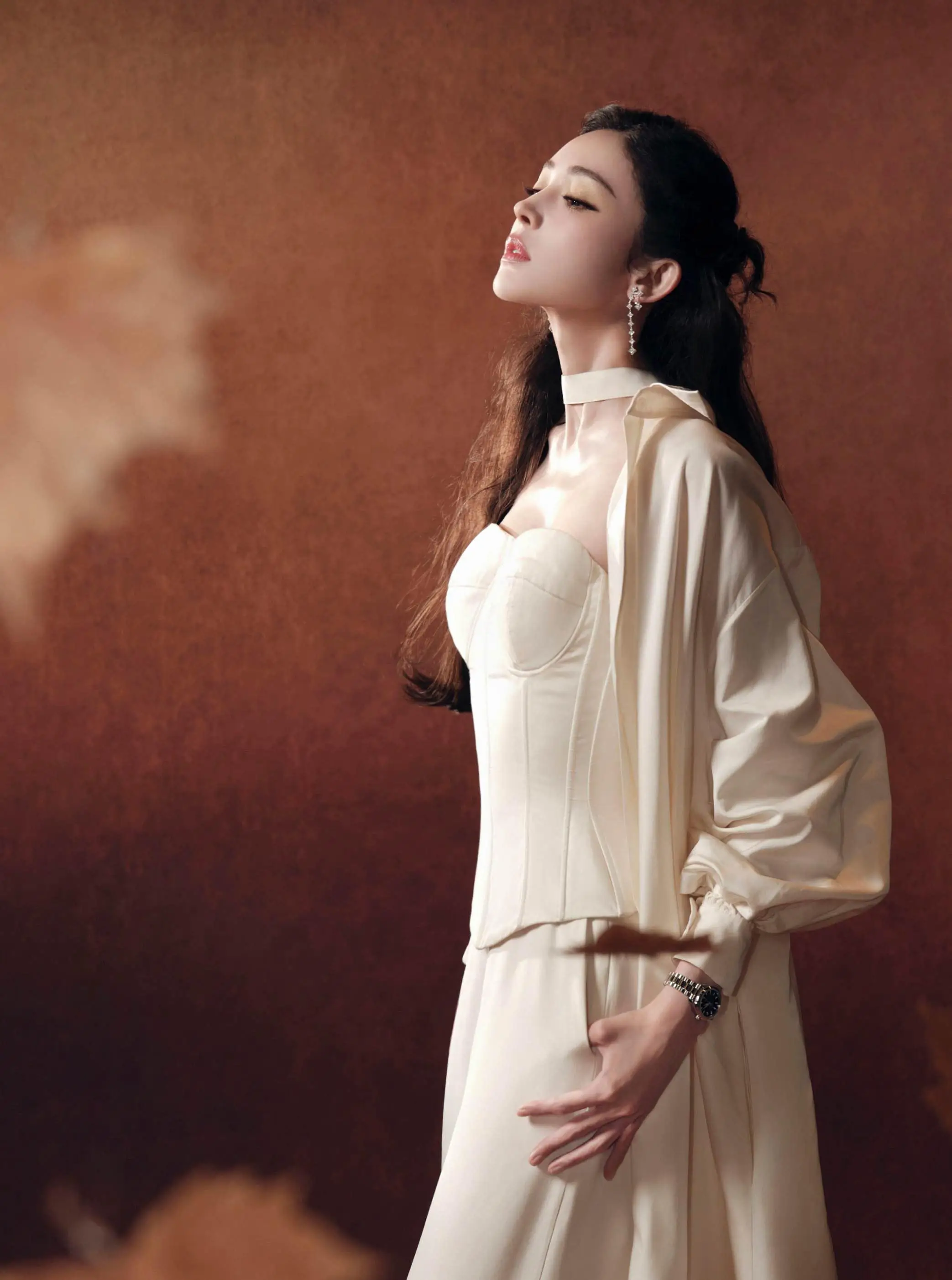 古力娜扎白色礼裙大片释出，出发装着期待，归来盛满故事。-小P的个人笔记