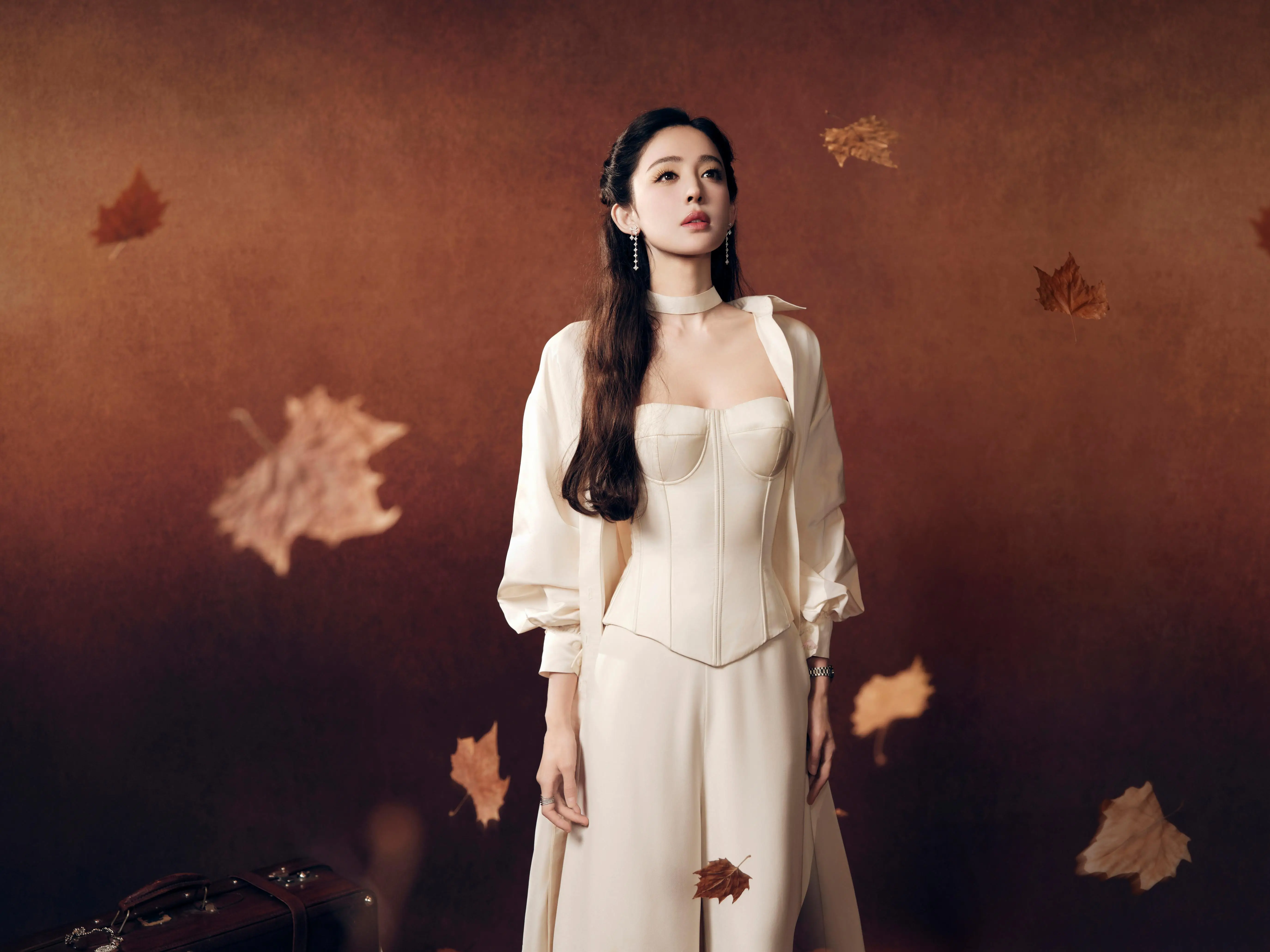 图片[4]-古力娜扎白色礼裙大片释出，出发装着期待，归来盛满故事。-小P的个人笔记