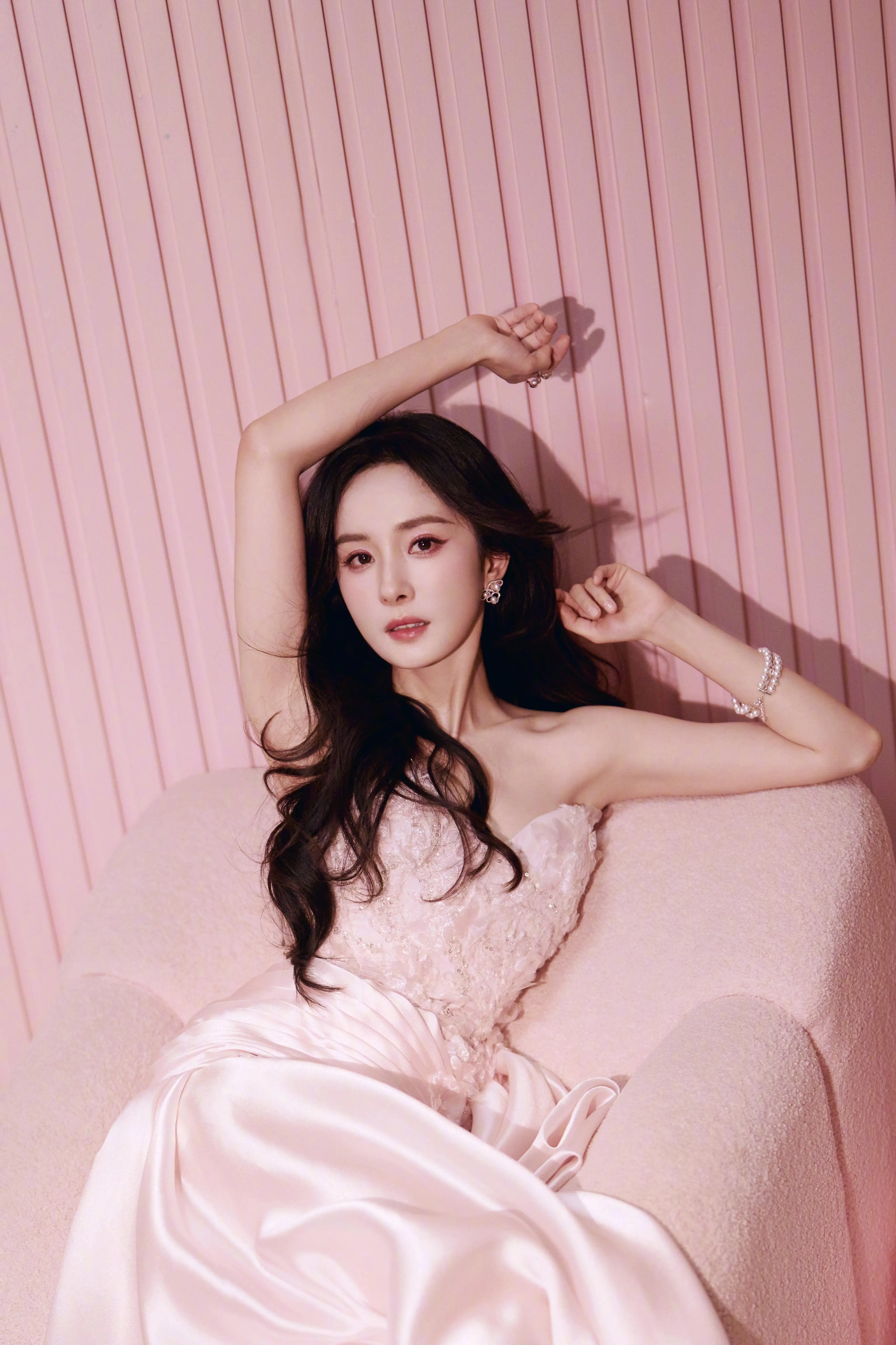 杨幂BKT直播造型释出一袭粉色亮片刺绣抹胸裙美得似公主。-小P的个人笔记